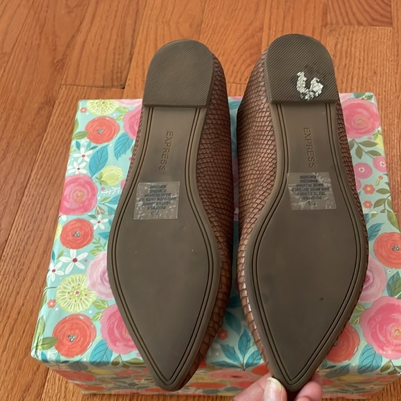 EUC - Express Flat Shoes Faux Leather - Picture 5 of 5